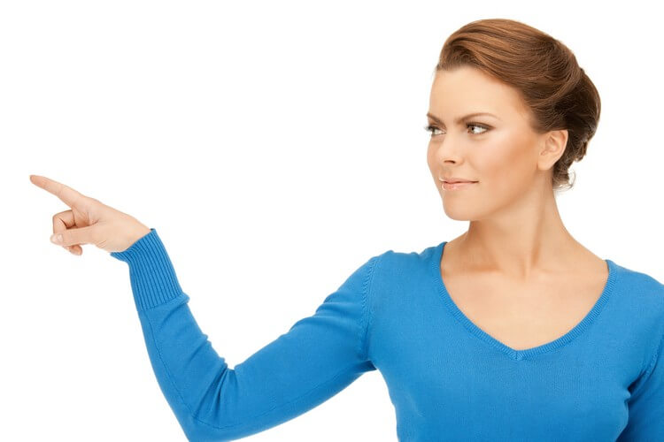 Фотография привлекательной деловой женщины, указывающей пальцем 