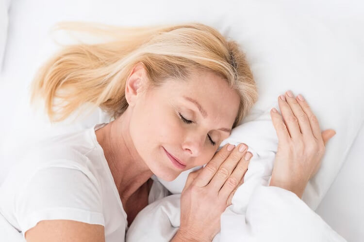 Морщины после сна на лице: как предотвратить?