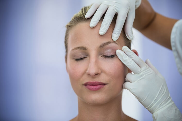 Что такое инъекционная коррекция морщин вокруг глаз и как она работает?
